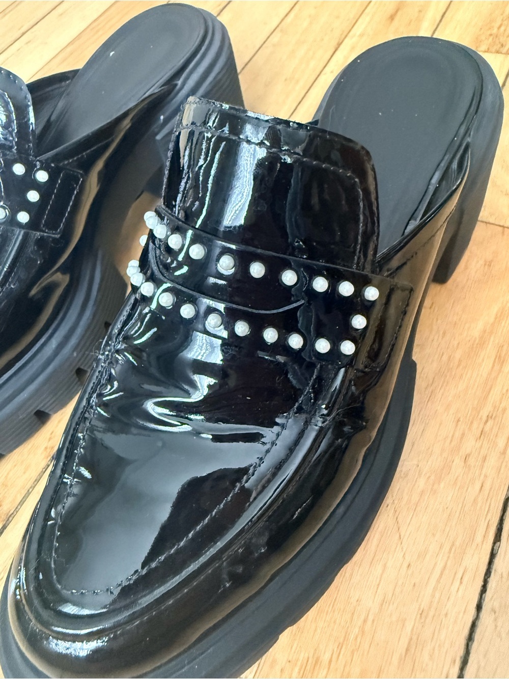 Stuart Weitzman Soho patent leather pearl-studded loafer mules in black. Sz 9 - Picture 5 of 8